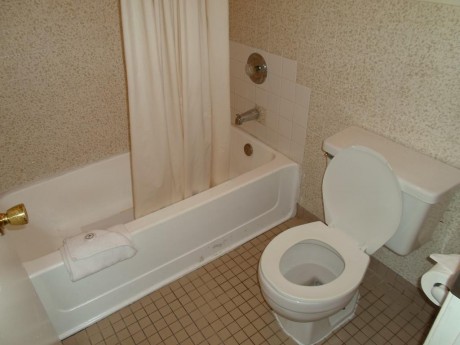 Welcome To EZ 8 Motel Newark California - Private Bathroom