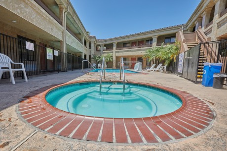 Premier Inns Thousand Oaks - Hot Tub