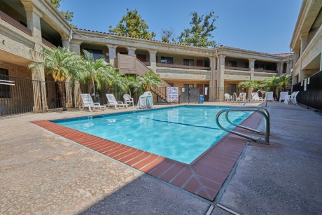 Premier Inns Thousand Oaks - Sparkling Pool