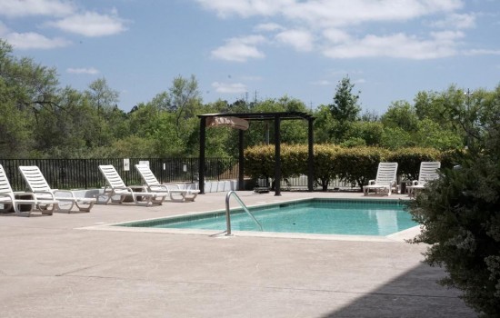 Welcome To The Riverleaf Inn Mission Valley - Poolside Seating